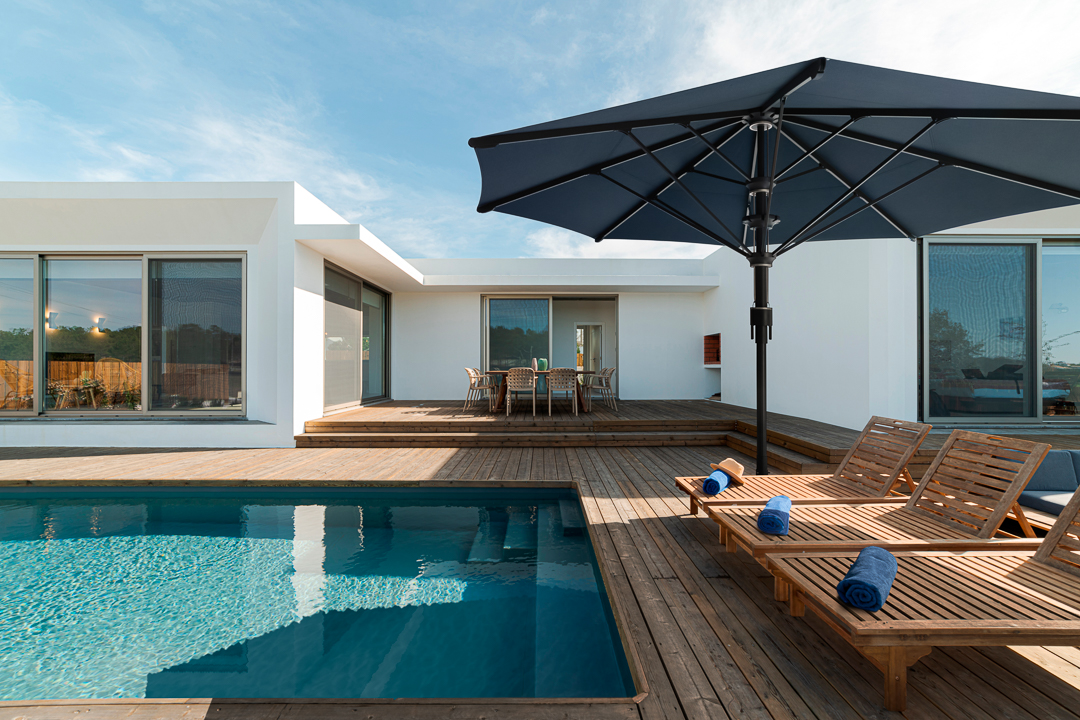 Wooden,Lounge,Chairs,In,Modern,Villa,Pool,And,Deck Wooden,Lounge,Chairs,In,Modern,Villa,Pool,And,Deck