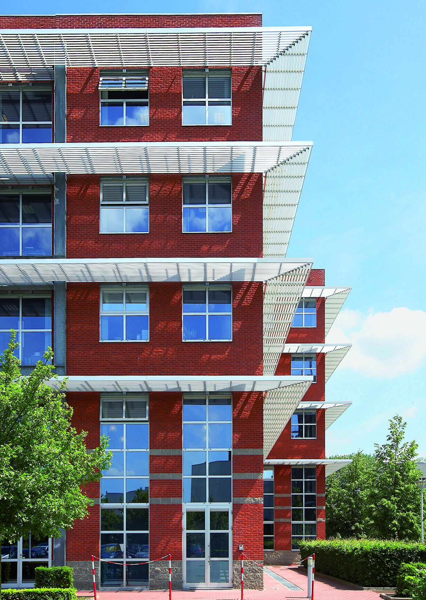 Fassade Sonnenschutz Fassade mit auskragendem Sonnenschutz