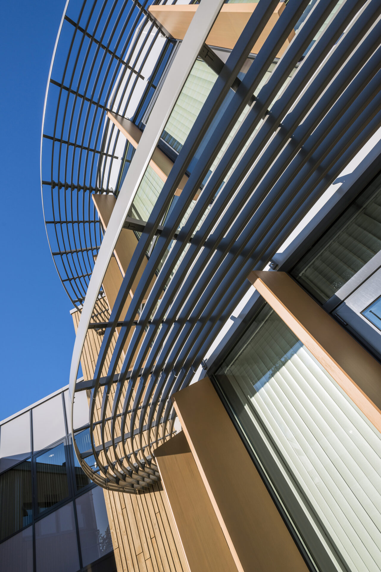 Lamellen Sonnenschutz Bayern Lamellen als Sonnenschutz an einer Fassade in Bayern