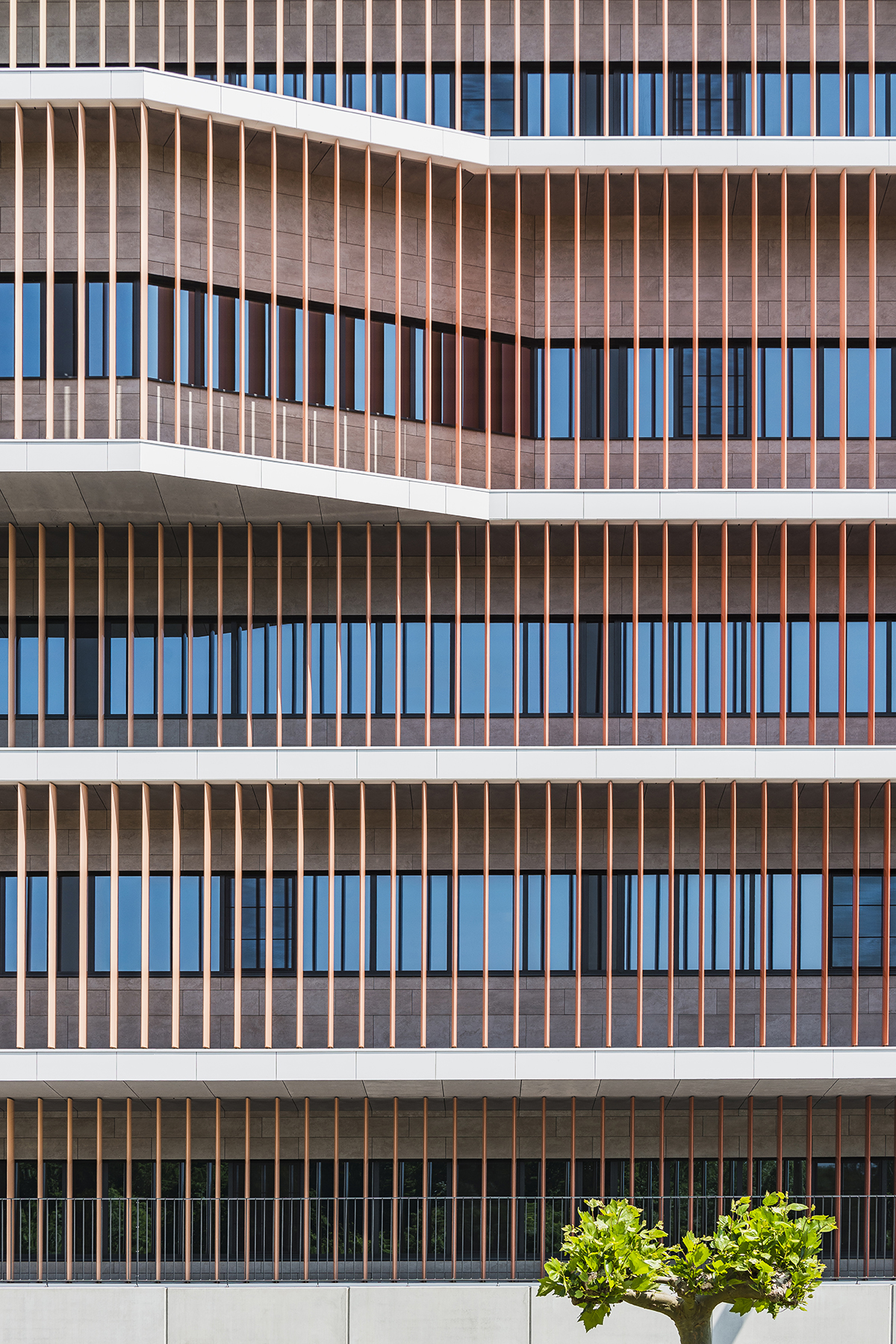 Brise Soleil Brise Soleil als vertikaler Sonnenschutz an einer Fassade