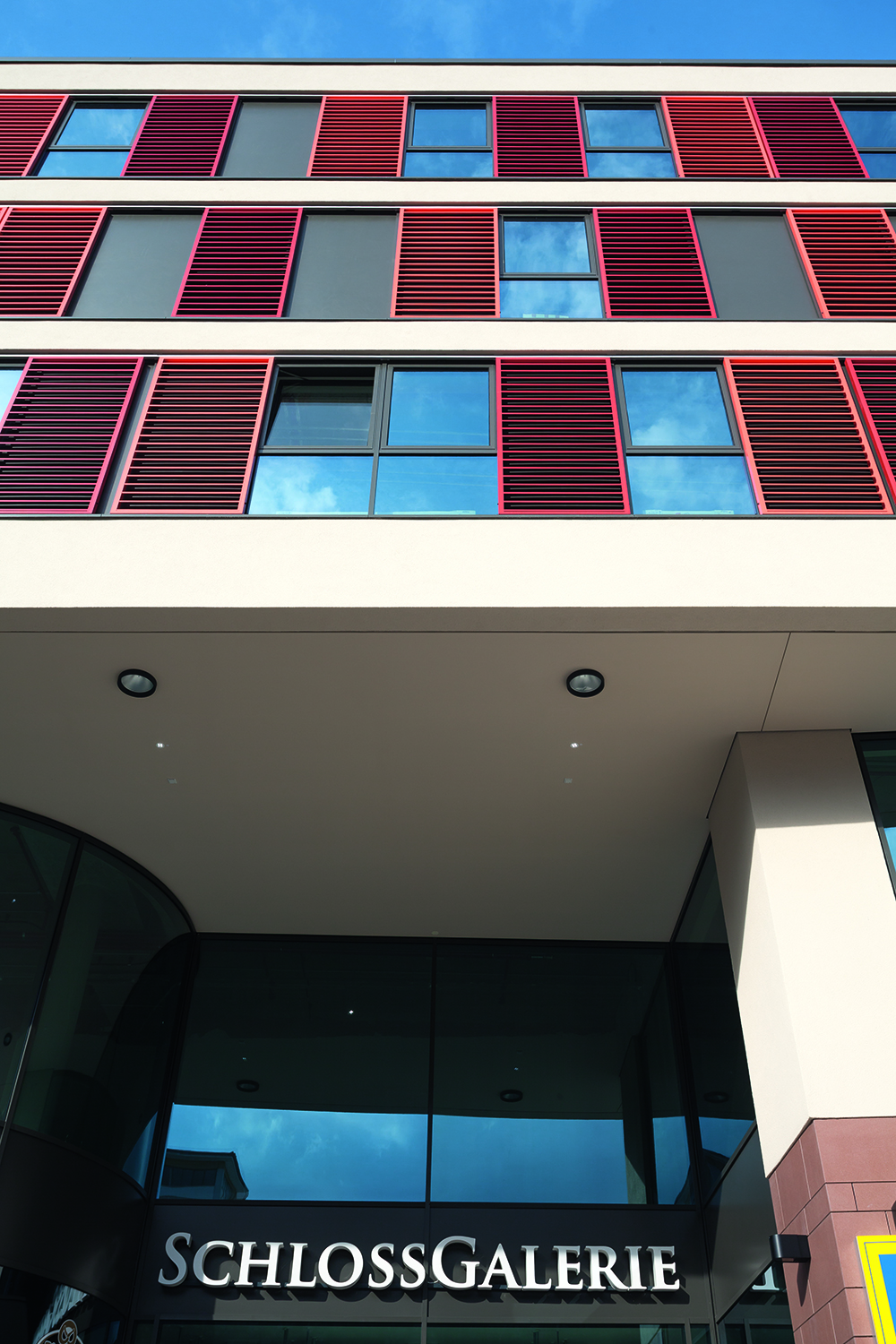 Renson Loggia-Schiebeläden Preis Symbolbild Renson Loggia-Schiebeläden Preis: Schiebeläden vor einer Glasfron